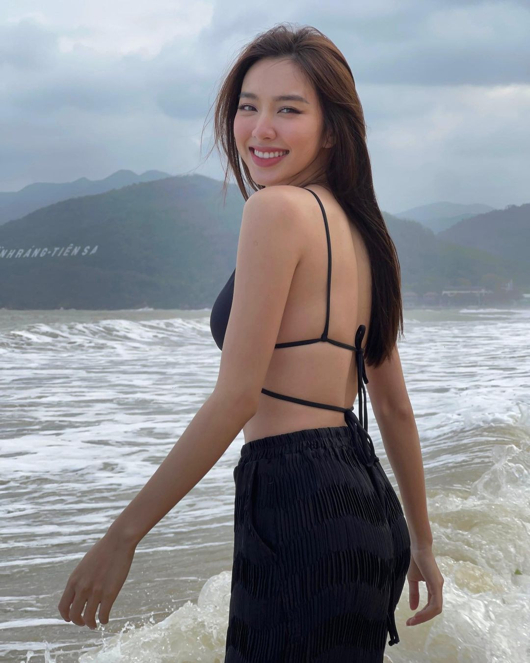 Ngày 27/2, Hoa hậu Thùy Tiên có chuyến công tác tại Quy Nhơn. Người đẹp tranh thủ thăm thú bãi biển và ghi lại những khoảnh khắc. Thùy Tiên diện áo tắm cut-out, khoe đường cong săn chắc và quyến rũ. Nhan sắc Hoa hậu Hòa bình Quốc tế 2021 được khen.