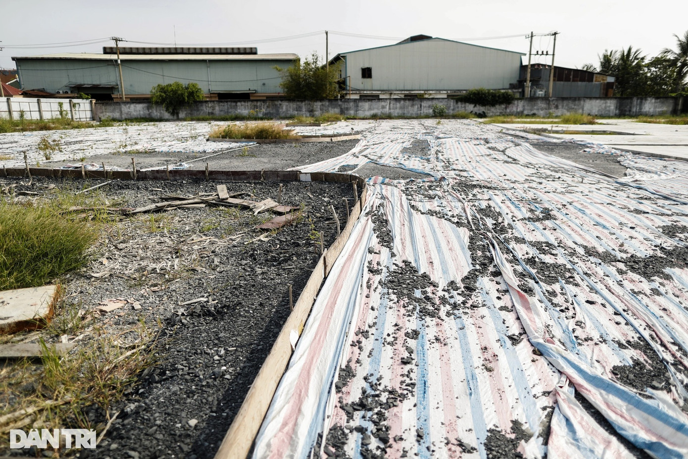 Trung tâm giáo dục nghề nghiệp Hùng Vương cũng thuê một sân tập lái khác ngay bên cạnh. Mặt bằng này chưa đổ bê tông hết khi đang thi công dang dở thì bị xử phạt.