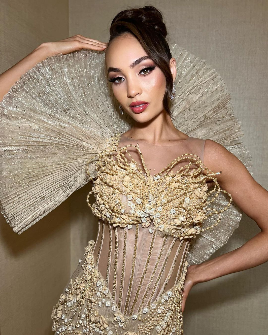 Tối 21/2, Hoa hậu Hoàn vũ 2022 R'Bonney Gabriel xuất hiện trong đêm tiệc gala chào mừng của tổ chức Miss Universe Indonesia. Đây cũng là sự kiện công bố đơn vị mới nắm bản quyền cử đại diện đi thi Miss Universe ở Indonesia thuộc về công ty PT Capella Swastika Karya. Tại sự kiện, R'Bonney Gabriel gây chú ý với thiết kế có kiểu dáng lạ mắt, tuy nhiên không được đánh giá cao.