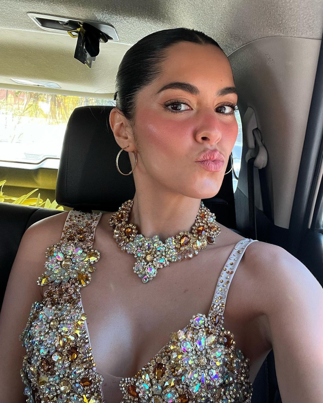 Sự xuất hiện của Paulina Vega trên đường phố trong trang phục lộng lẫy, sexy thu hút sự chú ý của du khách tham dự lễ hội. Trên các diễn đàn sắc đẹp, đoạn video Paulina khoe vũ đạo cùng bạn bè trên đường phố khiến khán giả thích thú.