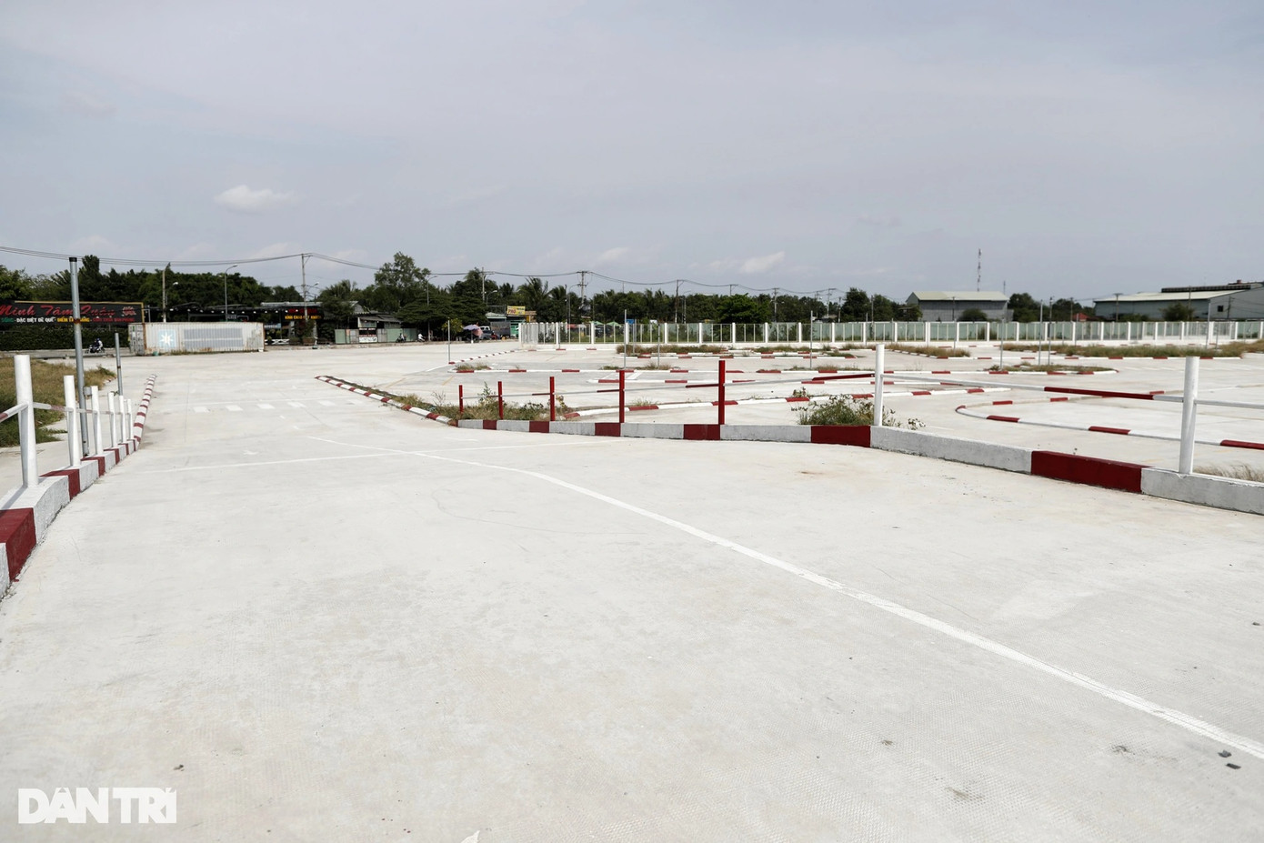 Ghi nhận giữa tháng 2 vừa qua, sân tập đã được đổ bê tông kín, hình thành các đường thực hành lái xe, chưa lắp hệ thống biển báo... do đang thi công thì bị chính quyền phát hiện, xử phạt. Theo người dân xung quanh phản ánh, trong thời gian chưa phá dỡ, vẫn có ô tô ra vào tự phát tập lái.