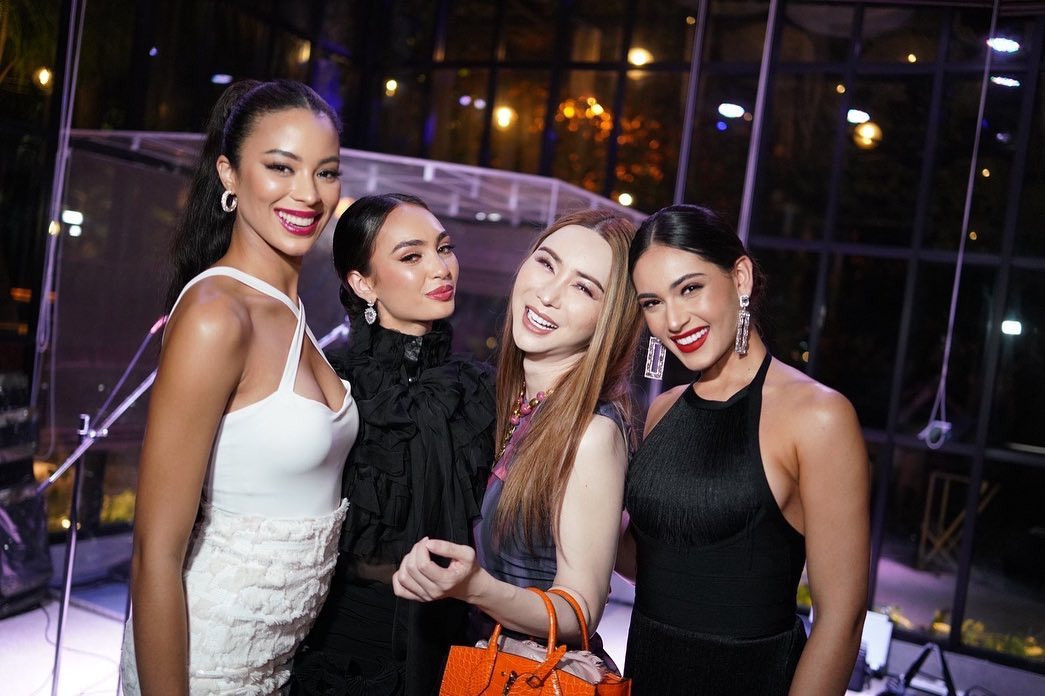 Bên cạnh những ý kiến chỉ trích, nhiều người cho rằng bà Anne đang tận dụng tốt sức nóng của thương hiệu Miss Universe để xây dựng hình ảnh cá nhân và mang lại hiệu quả cho công việc kinh doanh của mình. Theo dự kiến, chiều 23/2, nữ tỷ phú cùng Hoa hậu Hoàn vũ 2022 và các người đẹp đáp chuyến bay xuống TPHCM để tham dự sự kiện công bố đơn vị mới nắm bản quyền Miss Universe ở Việt Nam.