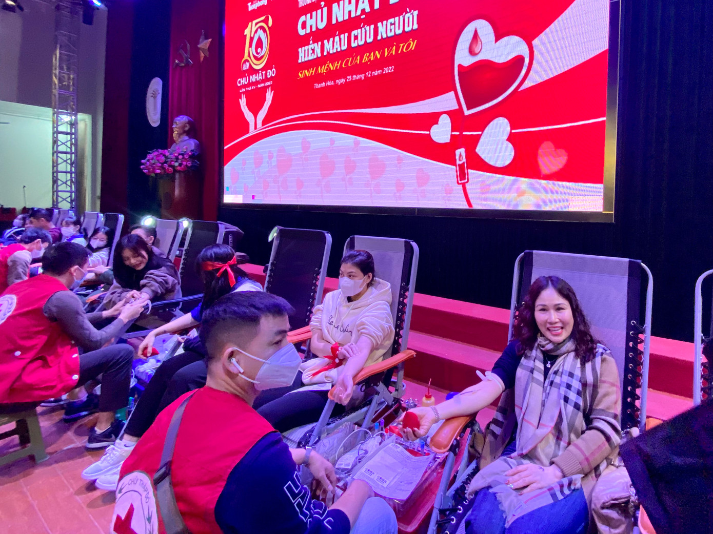 TS Lê Thanh Hà – Hiệu trưởng trường ĐH Văn hoá, Thể thao và Du lịch Thanh Hóa (người quàng khăn) hiến máu tại Chủ Nhật Đỏ 2023 tổ chức tại trường.