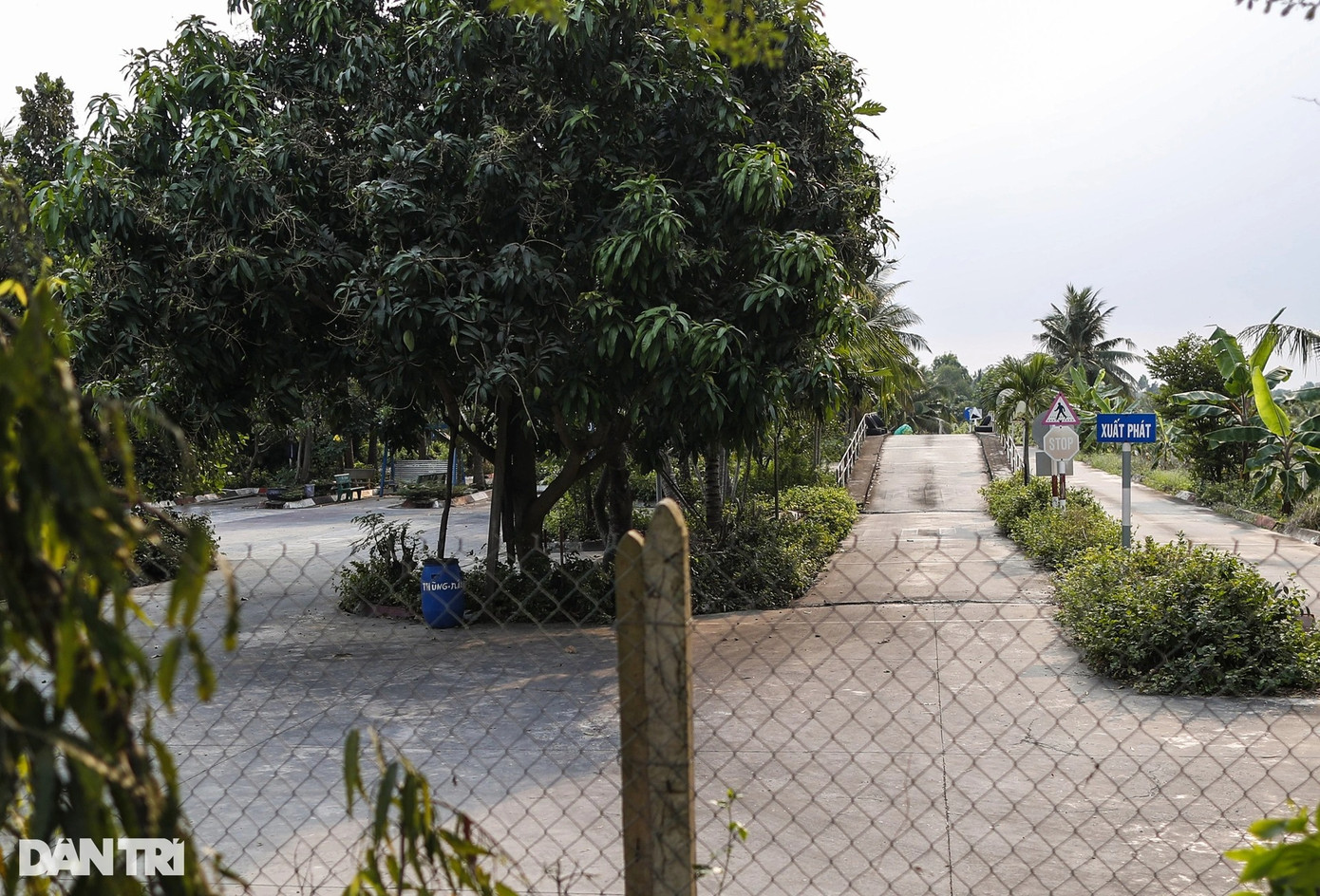 Sân tập xe này ngăn cách với đường đi bằng hàng rào lưới không chắc chắn. Sa hình tại đây gồm hệ thống biển báo hiệu đường bộ, có diện tích dành cho cây xanh, nhà chờ có ghế ngồi cho học viên... song đều cũ, vạch kẻ, nước sơn đã mờ.