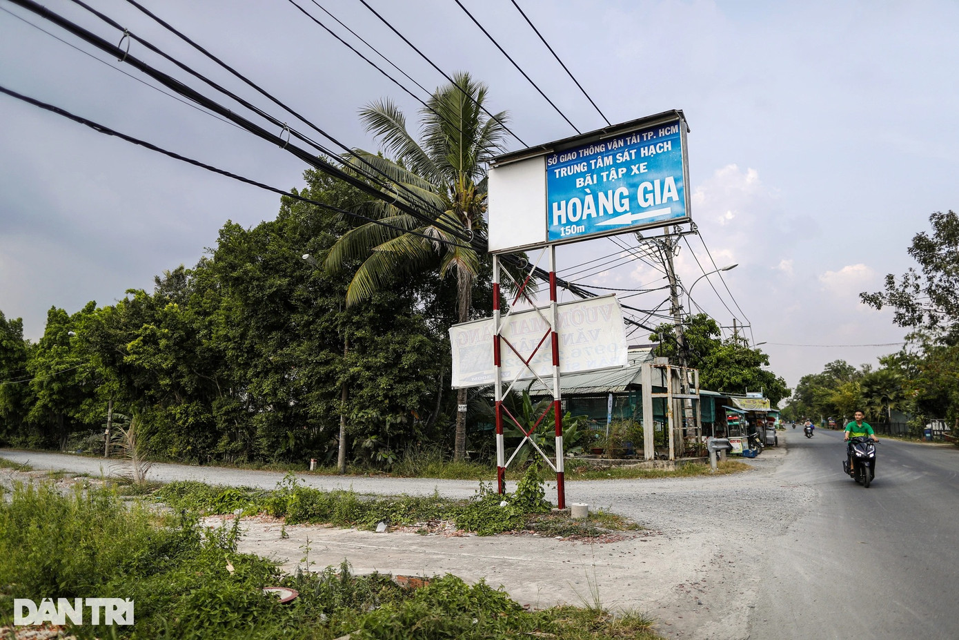 Cách cụm sân tập lái xe đường Kênh 5 khoảng 3km cùng xã Bình Lợi là địa chỉ trung tâm sát hạch kiêm bãi tập xe thuộc Công ty TNHH đào tạo và dạy nghề Hoàng Gia, được Sở Giao thông Vận tải TPHCM cấp phép về đào tạo tập lái. Cơ sở này đã được UBND TP chấp thuận chủ trương đầu tư và cho phép chuyển mục đích sử dụng đất.