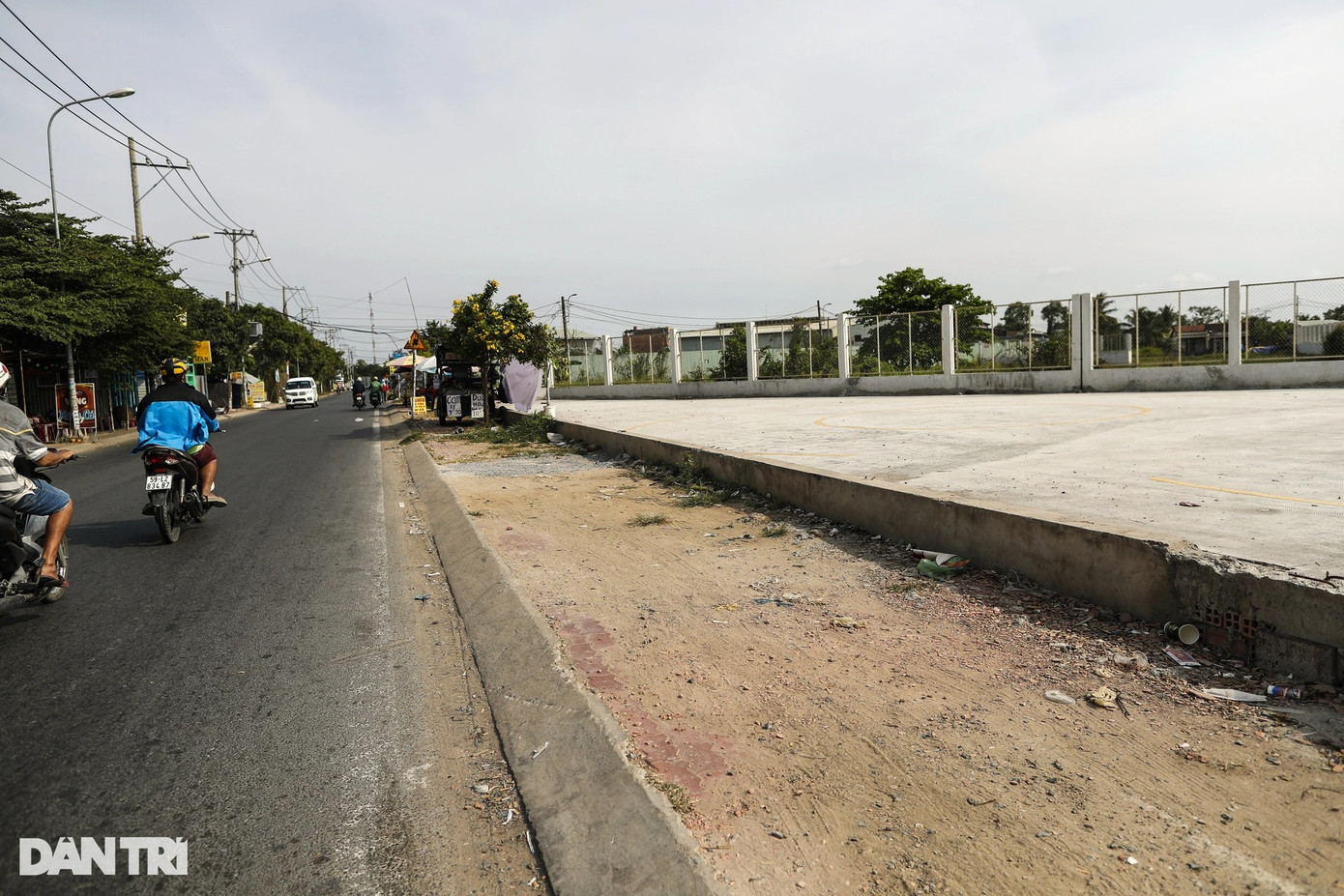 Ngoài ra, ngay mặt đường Đoàn Nguyễn Tuấn, xã Bình Chánh, sân tập lái xe của Trung tâm giáo dục nghề nghiệp Hùng Vương thuê cũng nằm trong danh sách huyện rà soát, bị yêu cầu tháo dỡ mặt bằng bê tông.