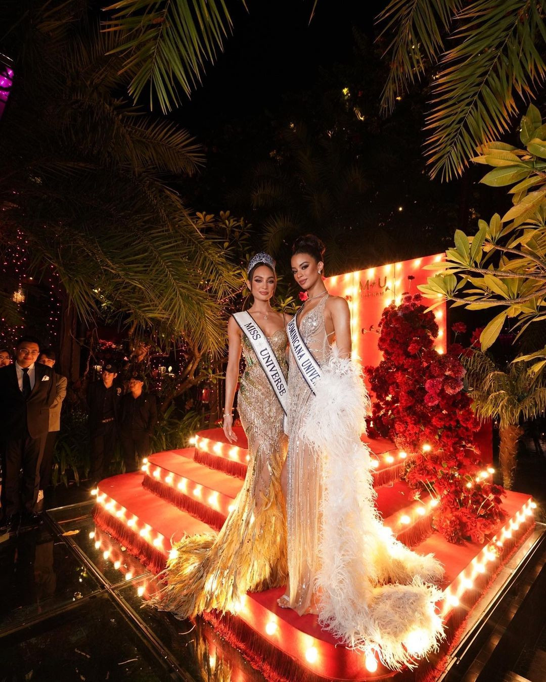 Tham dự buổi tiệc gala dinner sau lễ ký kết, R’Bonney Gabriel và Á hậu 2 diện trang phục váy dạ hội đính lông vũ kiêu sa của các nhà thiết kế Việt. Khán giả cũng nhanh chóng nhận ra hai thiết kế này từng được Hoa hậu Thiên Ân và Thùy Tiên mặc trước đó. Dù mặc lại váy của các hoa hậu Việt, R’Bonney Gabriel vẫn được khen ngợi vì sắc vóc quyến rũ.