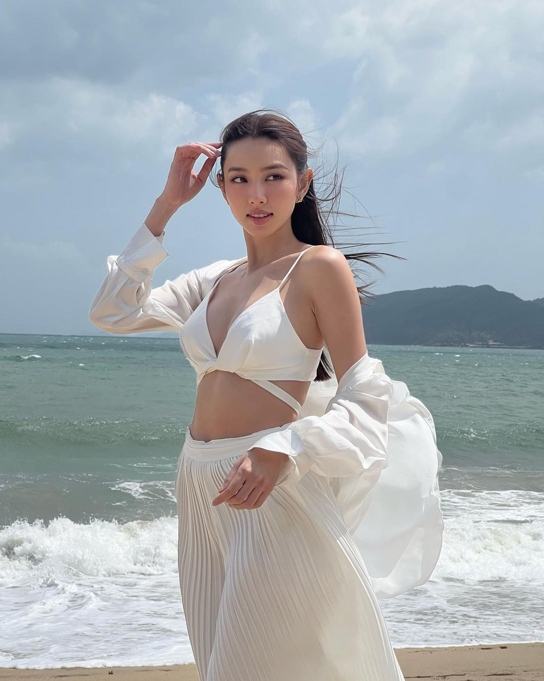 Kể từ sau khi kết thúc nhiệm kỳ, Thùy Tiên vẫn trung thành với phong cách ăn mặc gợi cảm. Cô ưu tiên những chiếc áo ngực cắt xẻ, kết hợp quần hoặc chân váy để khoe vẻ năng động, quyến rũ trong các chuyến du lịch.