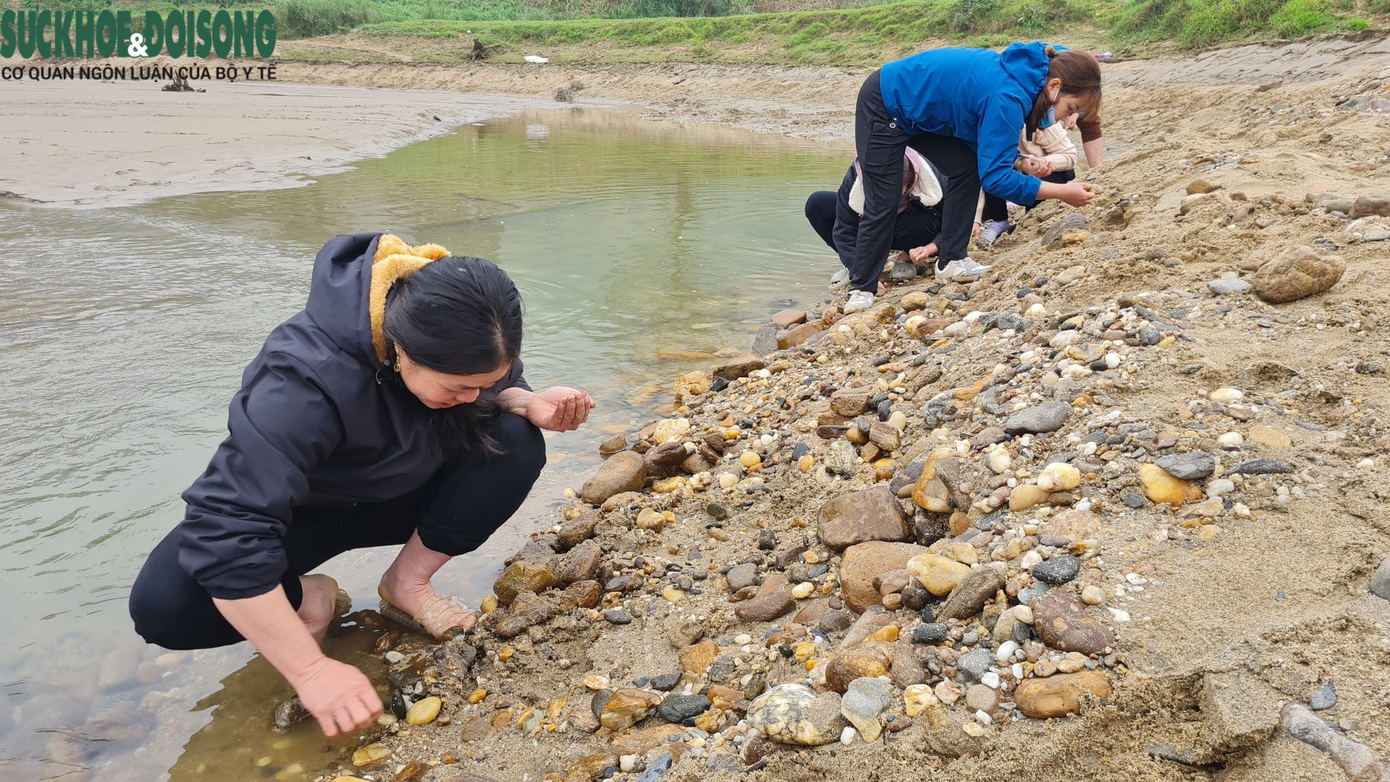 Không chỉ người dân trong xã Minh Chuẩn, mà nhiều người ở các xã lân cận cũng tìm đến. Thậm chí, có cả người ở nơi xa nghe tin đồn cũng tìm về, tham gia đào đá quý.