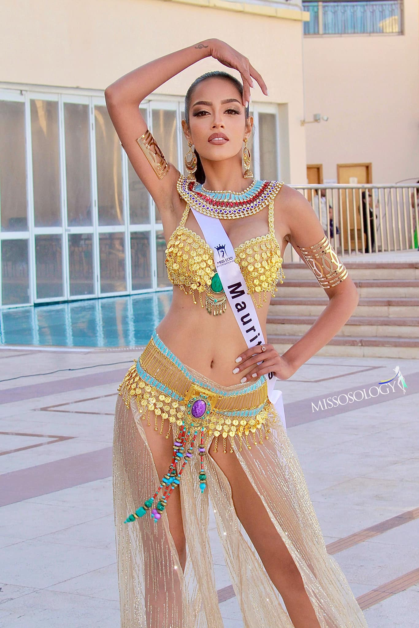Người đẹp Mauritius - Yuvna Rinishta tiếp tục tham dự cuộc thi Miss Eco International 2023 sau khi bị ông Nawat phế ngôi Á hậu 5 tại Hoa hậu Hòa bình 2022. Trước đó, cô vào top 10 tại Hoa hậu Hòa bình Quốc tế 2022 và được trao danh hiệu Á hậu 5. Mặc dù vậy, người đẹp từ bỏ danh hiệu này chỉ sau 3 ngày.