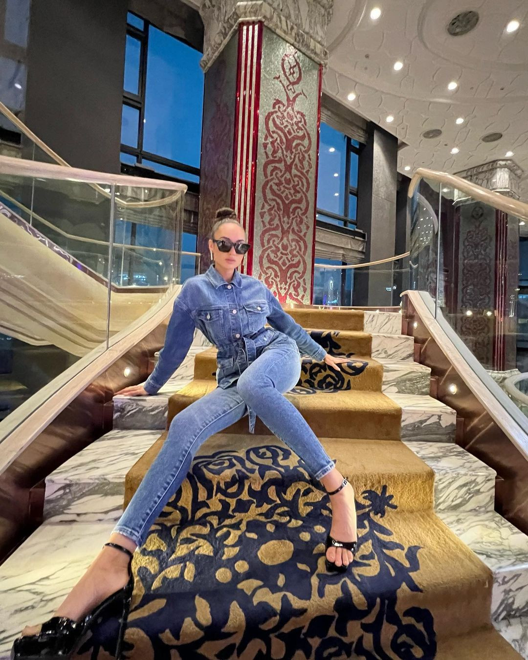 Trước đó khi về tới khách sạn, Hoa hậu R'Bonney Gabriel đăng tải những hình ảnh cô khoe dáng trong trang phục phong cách denim năng động, cá tính. Dù không có chiều cao nổi bật, R'Bonney Gabriel được nhận xét mặc nổi bật, có dấu ấn riêng.