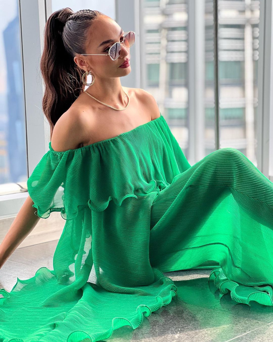 R'Bonney Gabriel cũng đặc biệt yêu thích phong cách bèo nhún. Tuy vậy, phong cách này được cho là không tôn dáng, khiến cô bị sến và quê mùa. Bên cạnh đó, những màu sắc trang phục mà R'Bonney Gabriel lựa chọn cũng không được đánh giá cao.