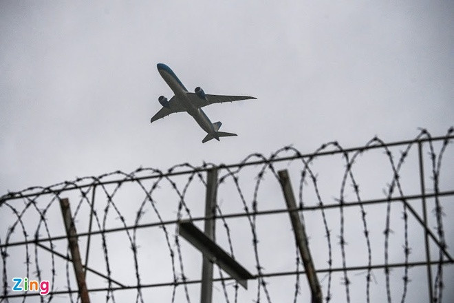 Con khỉ vượt qua lớp hàng rào kẽm gai mới có thể đột nhập sân bay. Ảnh: Việt Linh.