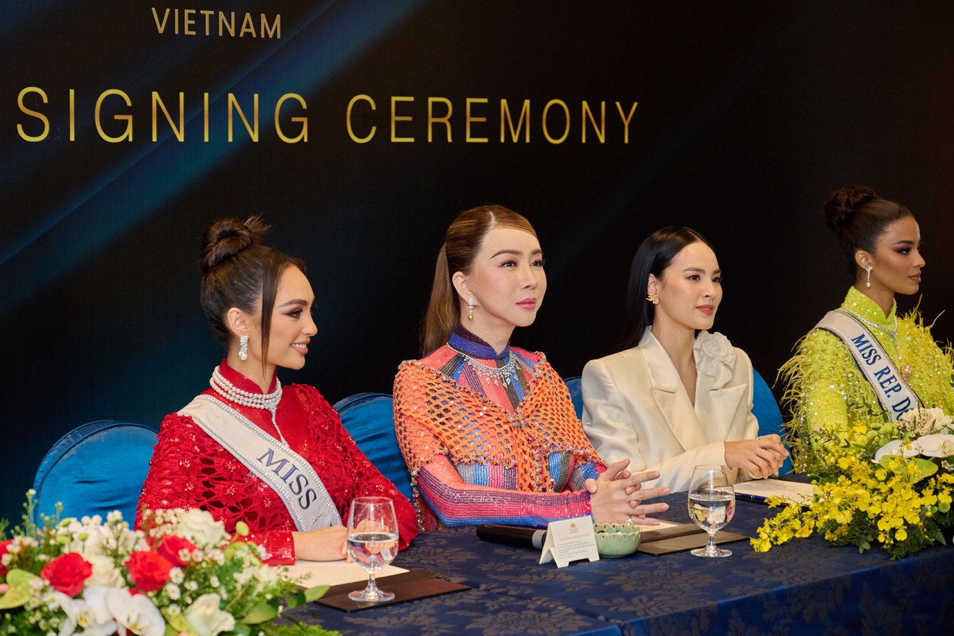 Bà Anne gây chú ý khi chọn áo dài có họa tiết rực rỡ, nhiều màu sắc. Trong khi đó Hoa hậu và Á hậu Hoàn vũ 2022 lựa chọn hai tông màu đỏ và vàng nổi bật.