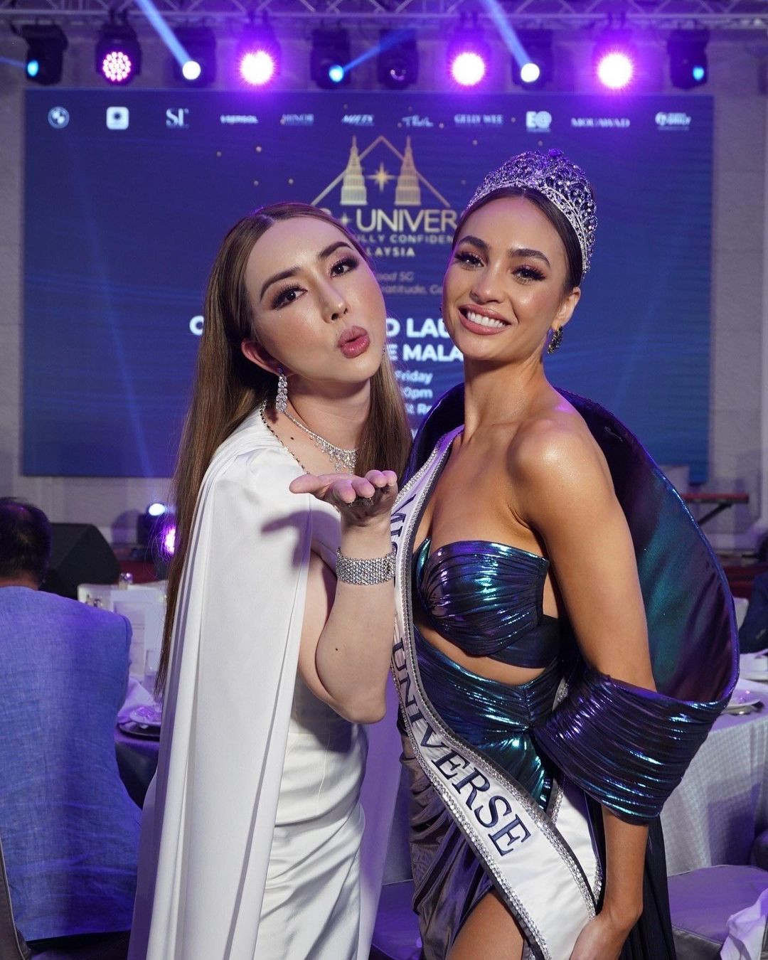 Nếu bà Paula Shugart chỉ xuất hiện bên các người đẹp trong đêm chung kết cuộc thi hoặc sự kiện họp báo thì hình ảnh của bà Anne bên đương kim Hoa hậu Hoàn vũ 2022 luôn tràn ngập mặt báo. Cách thể hiện của bà Anne được cho là có phần lấn lướt các người đẹp, chiếm hết sự chú ý truyền thông mỗi khi họ xuất hiện chung ở sự kiện.