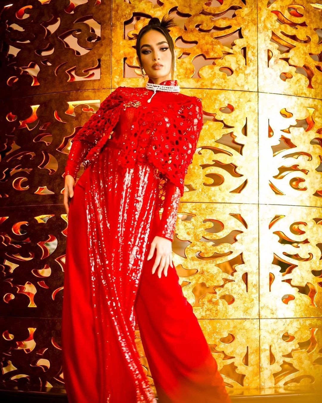 Những ngày qua, Hoa hậu Hoàn vũ 2022 R’Bonney Gabriel cùng Á hậu 2 Andreína Martínez và nữ tỷ phú chuyển giới Anne Jakrajutatip tới Việt Nam để dự sự kiện công bố đơn vị mới nắm bản quyền của Miss Universe Vietnam. Giống khi tới Indonesia, Malaysia, R’Bonney Gabriel mặc trang phục truyền thống khi tới Việt Nam. Lần đầu mặc áo dài, R’Bonney Gabriel nhận được nhiều lời khen ngợi của khán giả. Cô toát lên vẻ đằm thắm vì là người gốc Á.