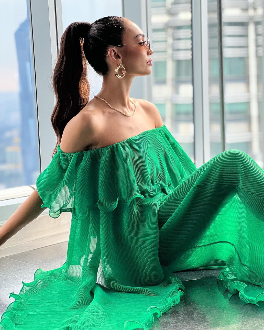 R'Bonney Gabriel cũng đặc biệt yêu thích phong cách bèo nhún. Tuy vậy, phong cách này được cho là không tôn dáng, khiến cô bị sến và quê mùa. Bên cạnh đó, những màu sắc trang phục mà R'Bonney Gabriel lựa chọn cũng không được đánh giá cao.