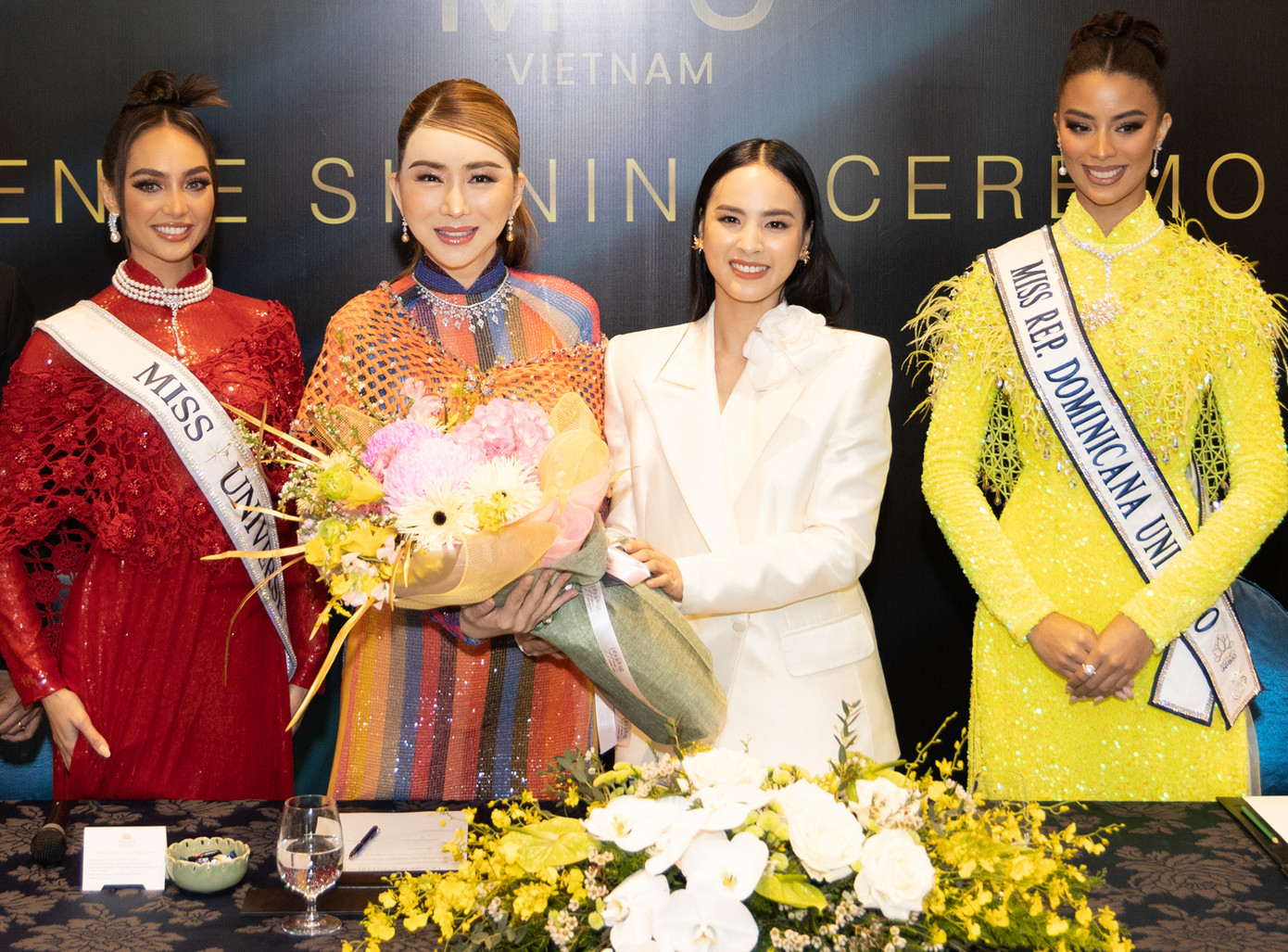 Sáng 24/2, Hoa hậu Hoàn vũ 2022 R'Bonney Gabriel cùng Á hậu 2 Andreína Martínez và nữ tỷ phú chuyển giới Jakapong Jakrajutatip - chủ sở hữu Miss Universe tham dự buổi họp báo công bố đơn vị mới nắm bản quyền Miss Universe Vietnam, đồng thời công bố giám đốc quốc gia mới của Miss Universe Vietnam. Nữ tỷ phú cùng các người đẹp lựa chọn áo dài truyền thống của Việt Nam khi tham dự sự kiện.