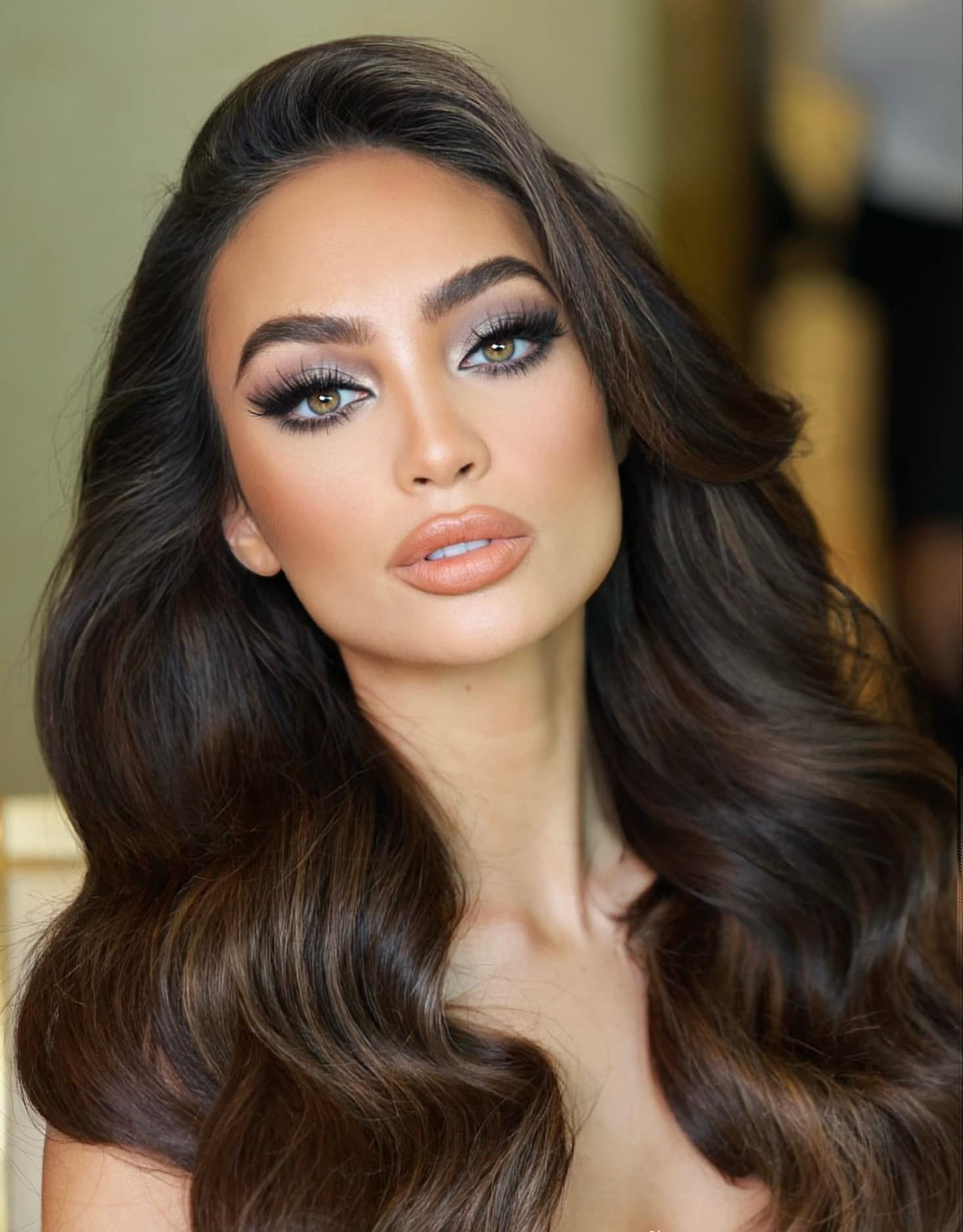 R’Bonney Gabriel khoe nhan sắc hút hồn khi được các chuyên gia của Việt Nam trang điểm. Đây là diện mạo được khen ngợi nhiều nhất của cô trong chuyến công tác châu Á. Người đẹp cuốn hút với đôi mắt khói quyền lực và màu son nude. Mái tóc xoăn bồng bềnh cũng tăng thêm vẻ nữ tính, kiêu sa cho người đẹp lai Mỹ - Philippines.