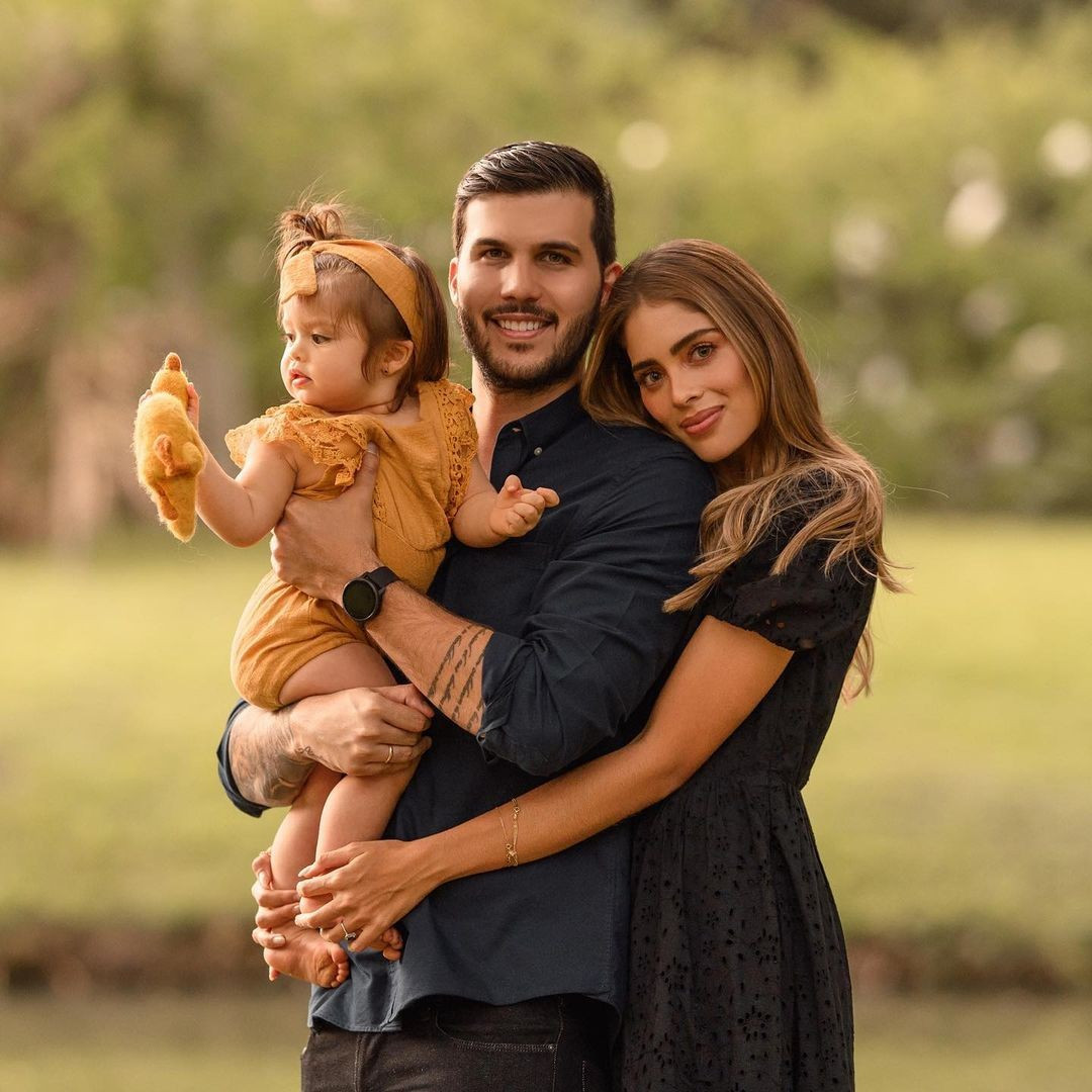 Cuộc thi Miss Universe Colombia 2023 đang diễn ra thu hút khán giả. Trong số dàn thí sinh năm nay, người đẹp Camila Avella đang thu hút truyền thông hơn cả khi lập gia đình và đã sinh con. Camila Avella đã có một gia đình hạnh phúc bên chồng và con gái đáng yêu. Trên trang cá nhân có hơn 500.000 người theo dõi, người đẹp thường xuyên chia sẻ hình ảnh gia đình viên mãn và nhận được sự ngưỡng mộ.