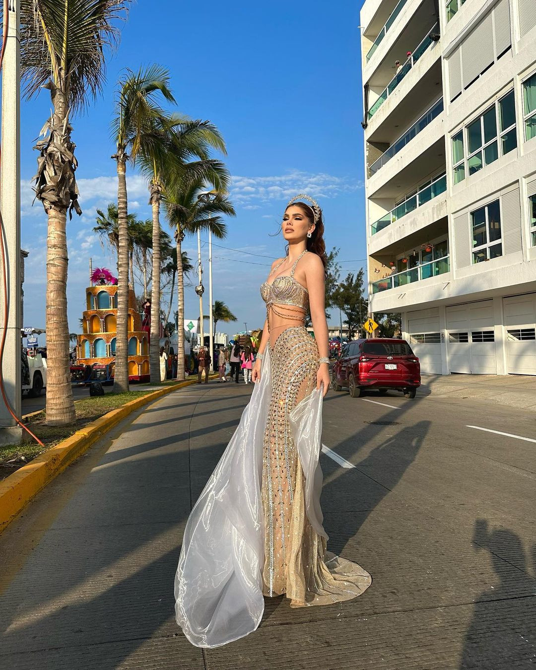 Denisse Franco gây chú ý với bộ trang phục cắt xẻ kết hợp khăn choàng phong cách nữ thần. Denisse Franco sinh năm 1998, chiều cao 1,76 m và vóc dáng đầy đặn, nóng bỏng đậm chất Latinh. Cô đăng quang ngôi vị Hoa hậu Mexico 2017 và được cử làm đại diện của quốc gia này tại cuộc thi Hoa hậu Hoàn vũ 2017.