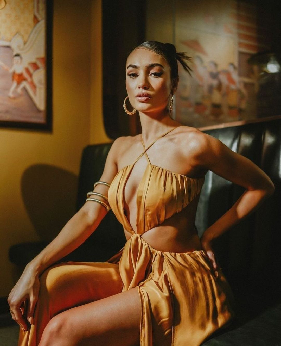 Đương kim Hoa hậu Hoàn vũ 2022 diện bộ váy tông màu vàng có kiểu dáng cut-out khoe đường cong. Người đẹp vẫn giữ nguyên lay-out trang điểm và làm tóc kể từ khi xuống sân bay.