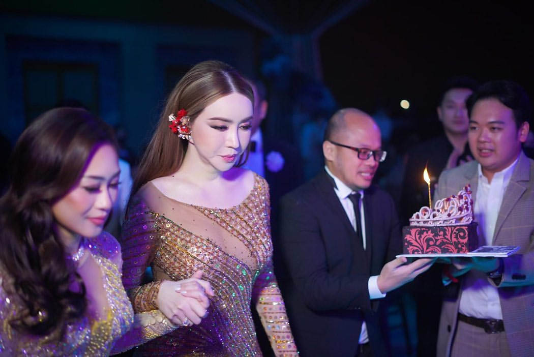 Thông thường sau khi đăng quang, Hoa hậu và Á hậu sẽ trở thành tâm điểm truyền thông mỗi khi xuất hiện. Tuy nhiên kể từ khi nắm quyền sở hữu Miss Universe, bà Anne luôn trở thành tâm điểm. Tại các sự kiện, đương kim Hoa hậu Hoàn vũ R'Bonney Gabriel có ít cơ hội thể hiện bản thân khi bà Anne luôn là người phát biểu trên sân khấu và gây sự chú ý bằng những quyết sách cứng rắn, quyết liệt đầy mới mẻ của mình.