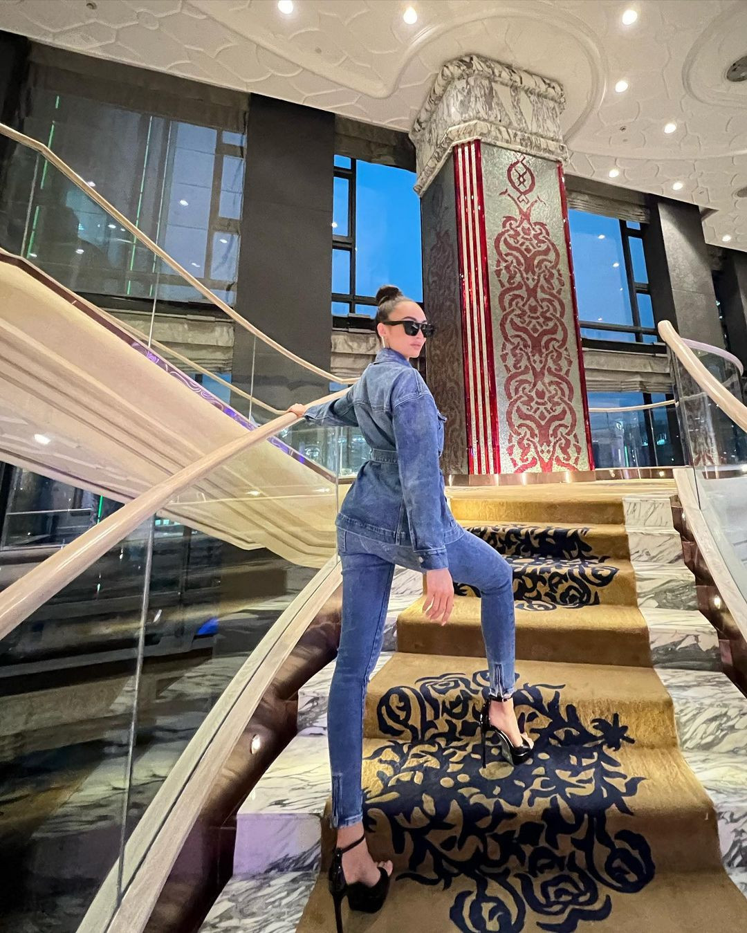 Trước đó khi về tới khách sạn, Hoa hậu R'Bonney Gabriel đăng tải những hình ảnh cô khoe dáng trong trang phục phong cách denim năng động, cá tính. Dù không có chiều cao nổi bật, R'Bonney Gabriel được nhận xét mặc nổi bật, có dấu ấn riêng.