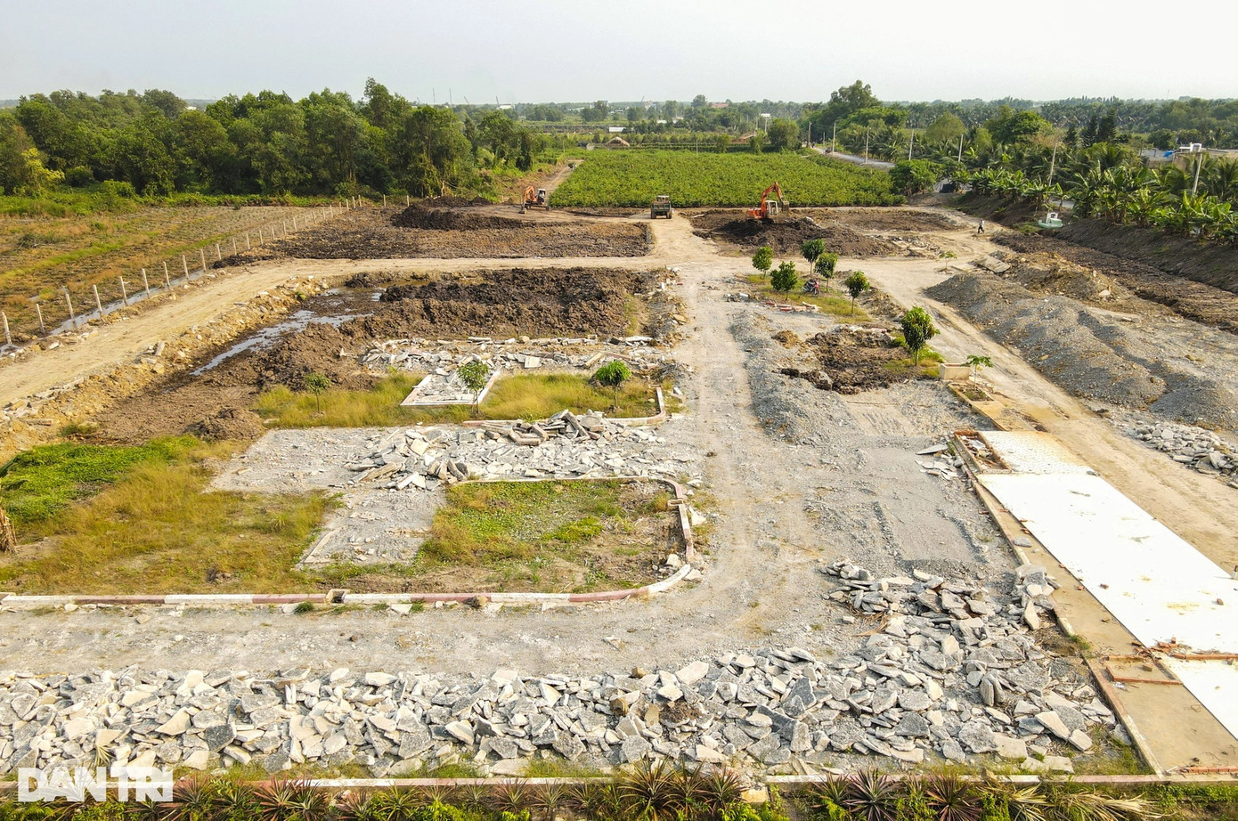 Sân tập xe còn lại trên trục đường của cơ sở Khôi Việt lại đang thực hiện đập phá lớp bê tông, trả lại nguyên trạng đất nền nông nghiệp sau khi chính quyền rà soát.