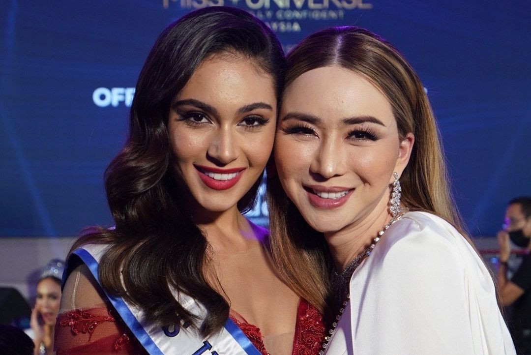 Bà Anne chụp ảnh cùng các người đẹp và đăng tải trên trang cá nhân của mình. Nhiều ý kiến cho rằng nữ tỷ phú chuyển giới đang khéo léo sử dụng hình ảnh bên hoa hậu, á hậu để làm thương hiệu cá nhân.