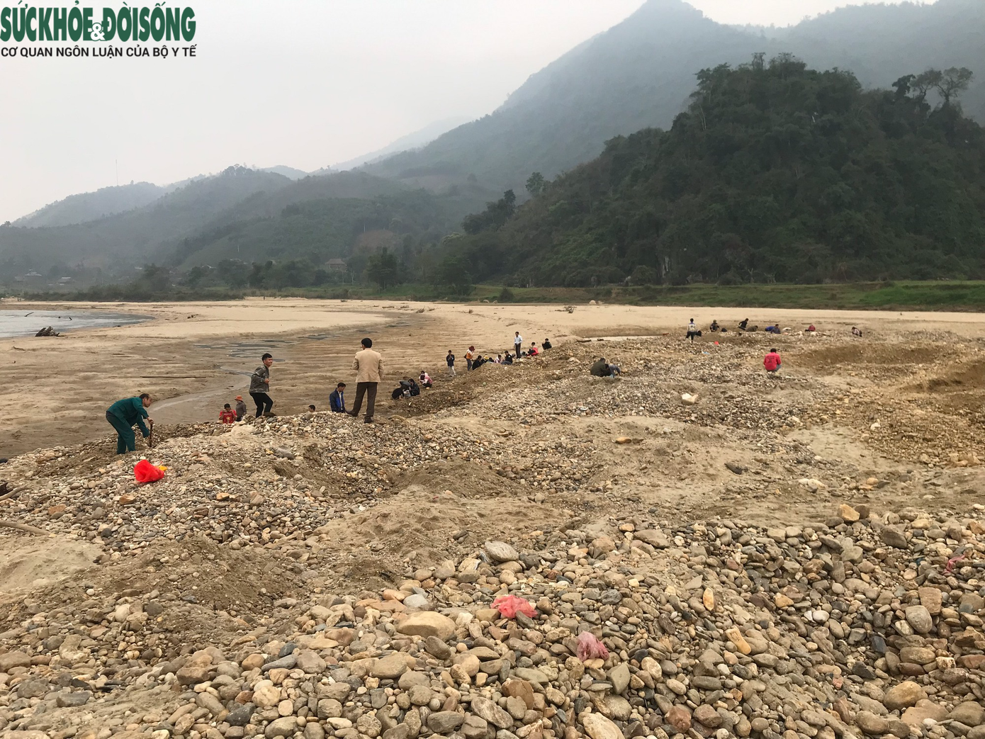 Sau khi nắm bắt thông tin, chính quyền xã Minh Chuẩn, huyện Lục Yên, tỉnh Yên Bái đã tổ chức họp thôn, tuyên truyền cho người dân ở địa phương không tham gia vào việc khai thác khoáng sản trên dòng sông Chảy.