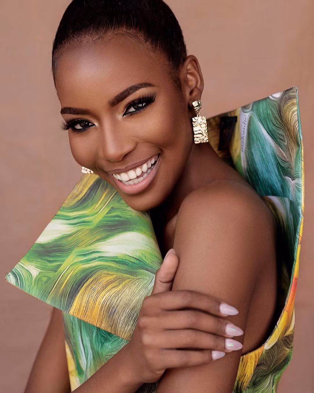 Hiện tại, Lalela Mswane là đại diện da màu duy nhất trong top 5 đề cử của Miss Grand Slam 2022. Nhiều khán giả cho rằng cô có khả năng gây bất ngờ khi kết quả được công bố trong những ngày tới.