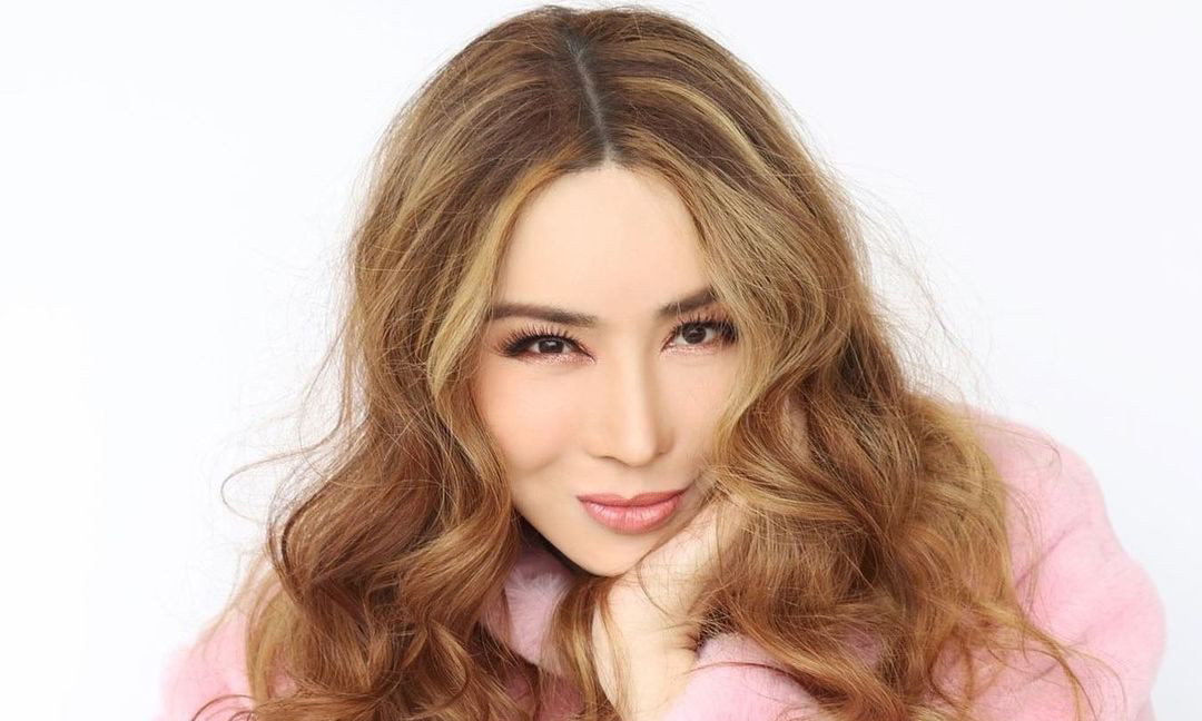 Nữ tỷ phú chuyển giới Anne Jakrajutatip tiếp tục gây tranh cãi.