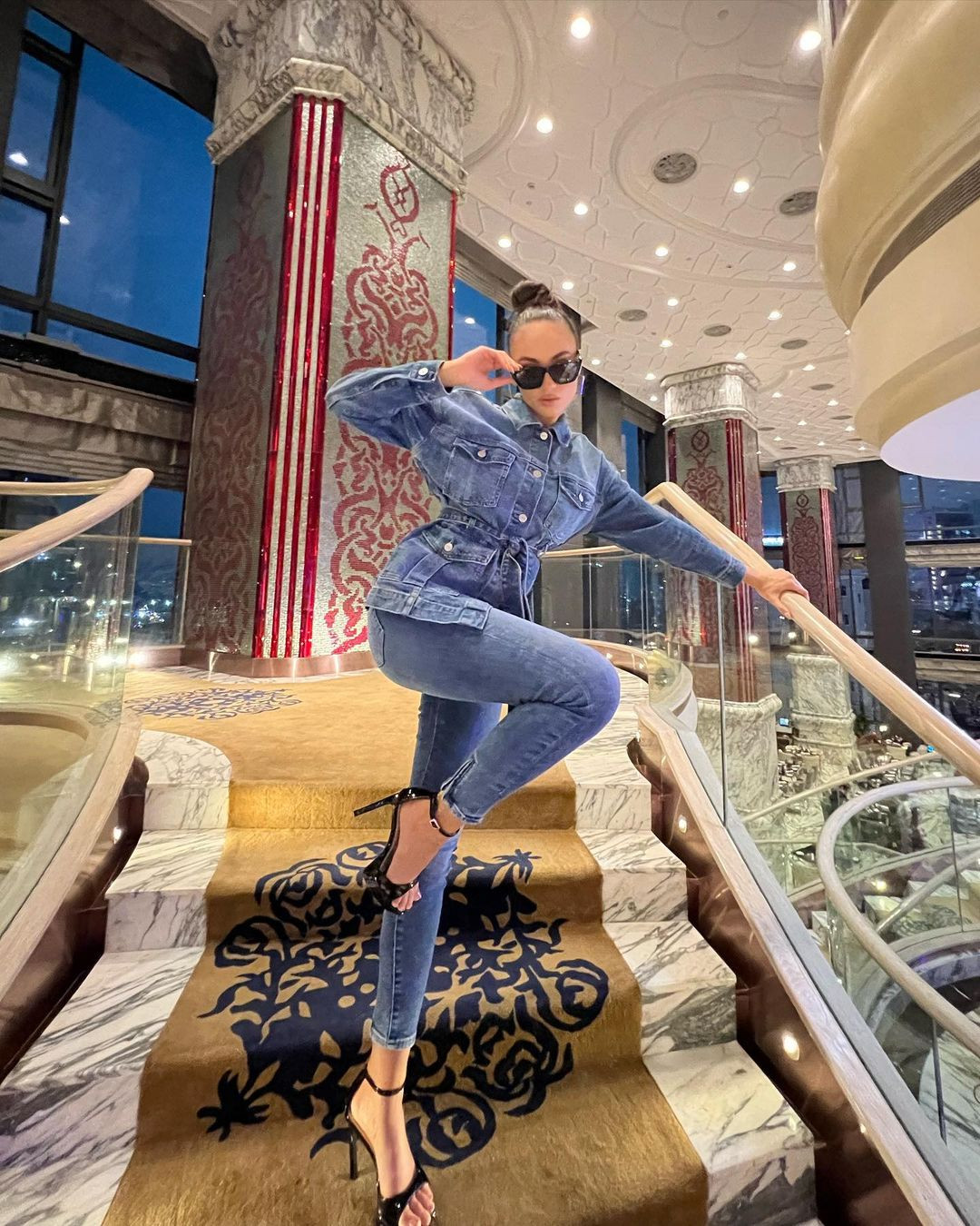 Trước đó khi về tới khách sạn, Hoa hậu R'Bonney Gabriel đăng tải những hình ảnh cô khoe dáng trong trang phục phong cách denim năng động, cá tính. Dù không có chiều cao nổi bật, R'Bonney Gabriel được nhận xét mặc nổi bật, có dấu ấn riêng.