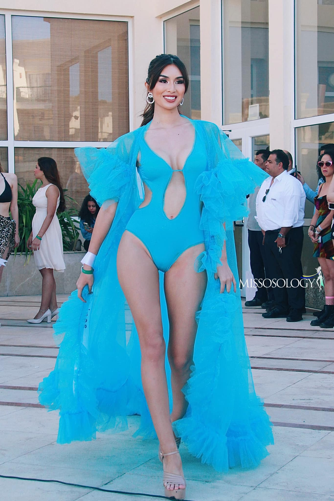 Hai người đẹp Philippines và Costa Rica cùng khoe dáng trong trang phục áo tắm màu xanh. Cả hai được đánh giá là những ứng viên tiềm năng cho chiếc vương miện.