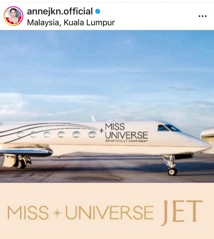 Nữ tỷ phú Anne Jakrajutatip giới thiệu chuyên cơ mới của Miss Universe tại sự kiện họp báo ở Malaysia.