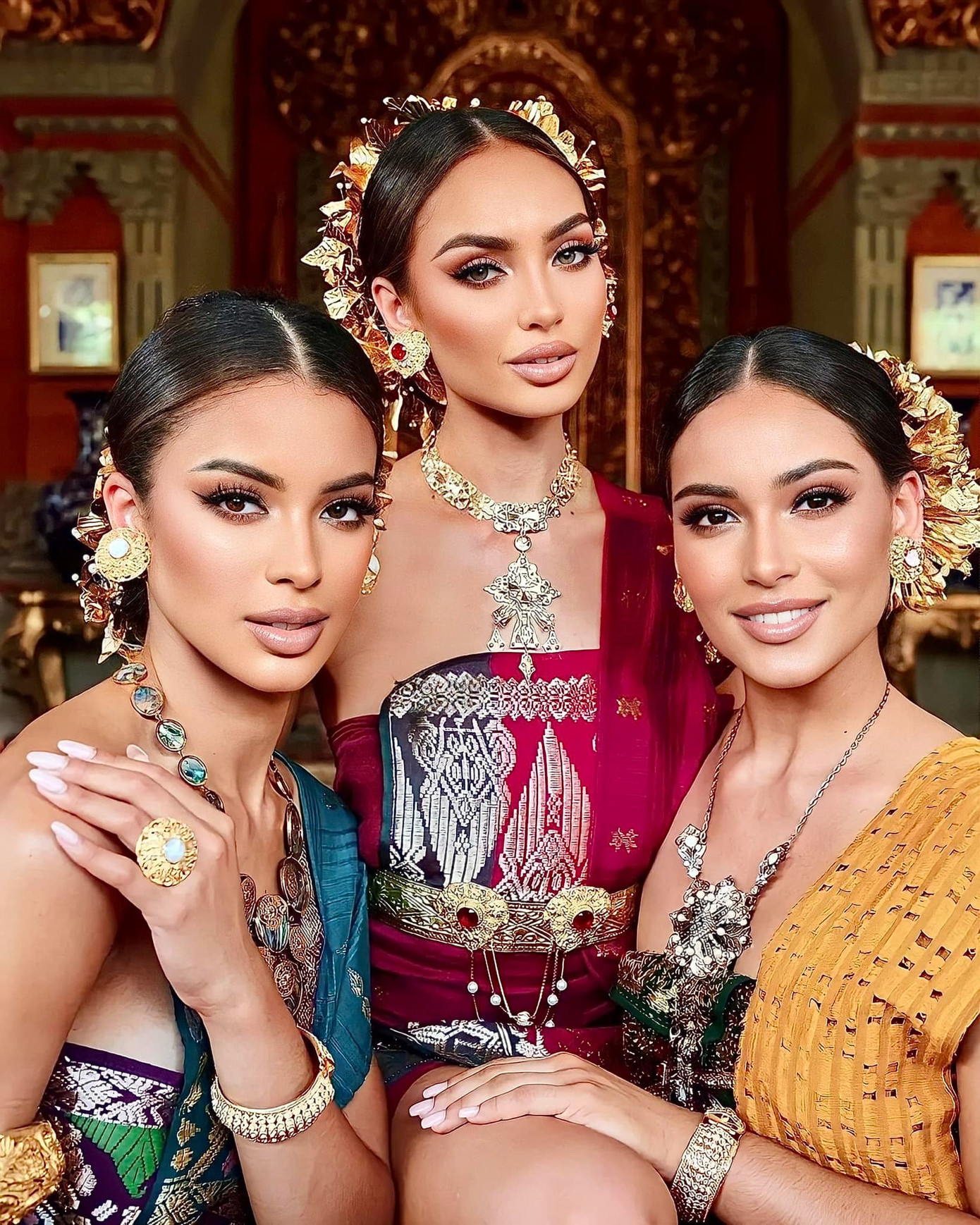 R'Bonney Gabriel tiếp tục được khen khi mặc trang phục truyền thống của Indonesia.