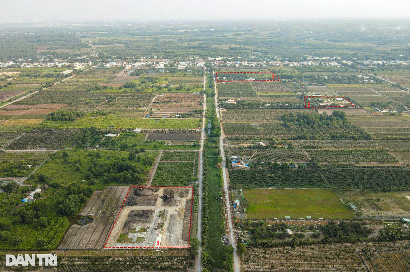 Trên cùng trục đường Kênh 5, rẽ từ đường Vườn Thơm (xã Bình Lợi, huyện Bình Chánh) có 3 khu đất được xây dựng làm sân tập lái ô tô trong vòng 1,5km, thuộc cơ sở các trường đào tạo lái xe Hải Nam (1), Thế Giới (2) và Khôi Việt. Nơi đây là vùng đất nông nghiệp chuyên trồng hoa mai ở TPHCM. UBND huyện Bình Chánh đang rà soát, xử lý các sân tập lái ô tô phủ bê tông trên đất nông nghiệp với diện tích lớn khi chưa đủ thủ tục pháp lý, gồm một số trường hợp mới bị phát hiện xử lý gần đây và các sân đã hoạt động lâu năm.