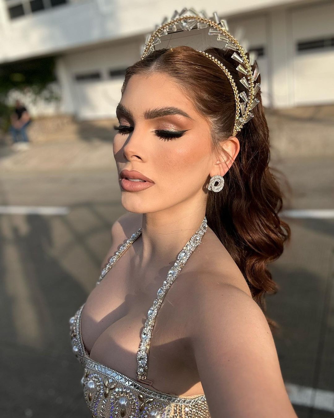 Denisse Franco gây chú ý với bộ trang phục cắt xẻ kết hợp khăn choàng phong cách nữ thần. Denisse Franco sinh năm 1998, chiều cao 1,76 m và vóc dáng đầy đặn, nóng bỏng đậm chất Latinh. Cô đăng quang ngôi vị Hoa hậu Mexico 2017 và được cử làm đại diện của quốc gia này tại cuộc thi Hoa hậu Hoàn vũ 2017.