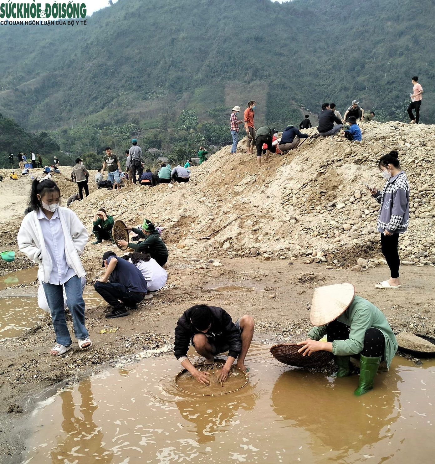 Theo những người dân nơi đây, từng có người may mắn tìm được viên đá quý là ông Nguyễn Văn Lấy, người địa phương vẫn gọi là bố São. Tuy nhiên, khi PV liên hệ, ông Lấy cũng bất ngờ.