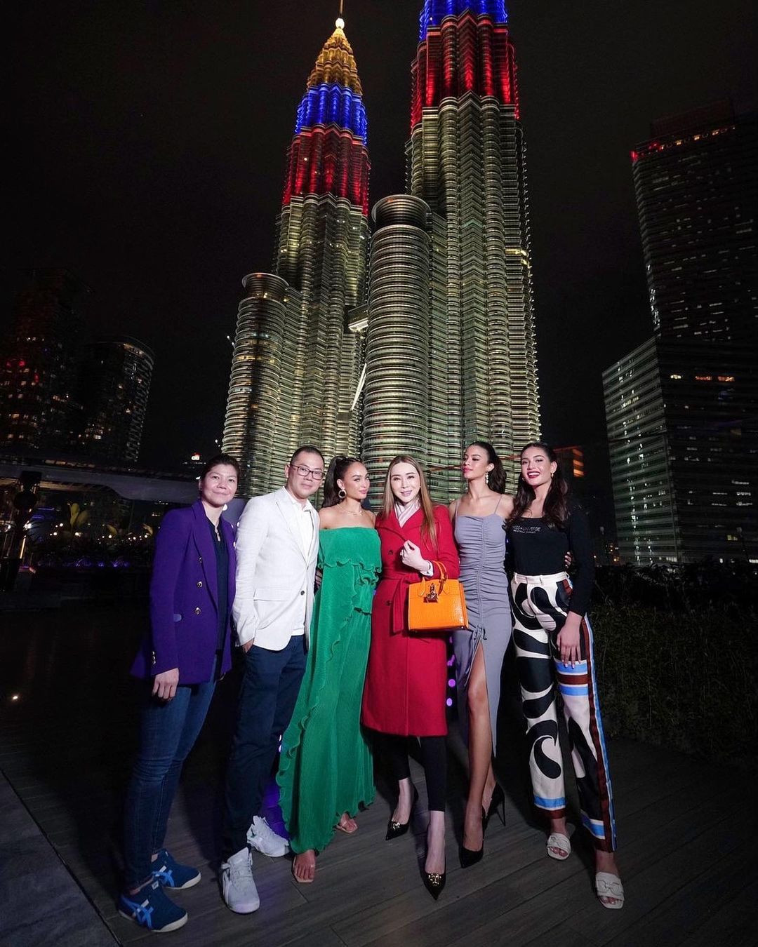 Trong mỗi lần xuất hiện, bà Anne đều đứng ở vị trí trung tâm. Nhiều bình luận thậm chí còn cho rằng top 3 Hoa hậu Hoàn vũ 2022 làm nền cho nữ tỷ phú mỗi khi bà xuất hiện.