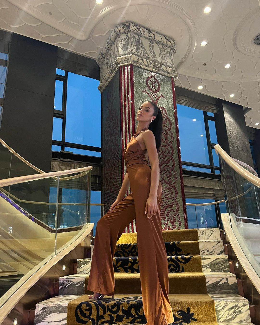 Andreína Martínez có chiều cao và sắc vóc ấn tượng cùng thần thái kiêu sa. Cô được khen nổi bật trong chuyến công tác châu Á cùng đoàn Miss Universe.