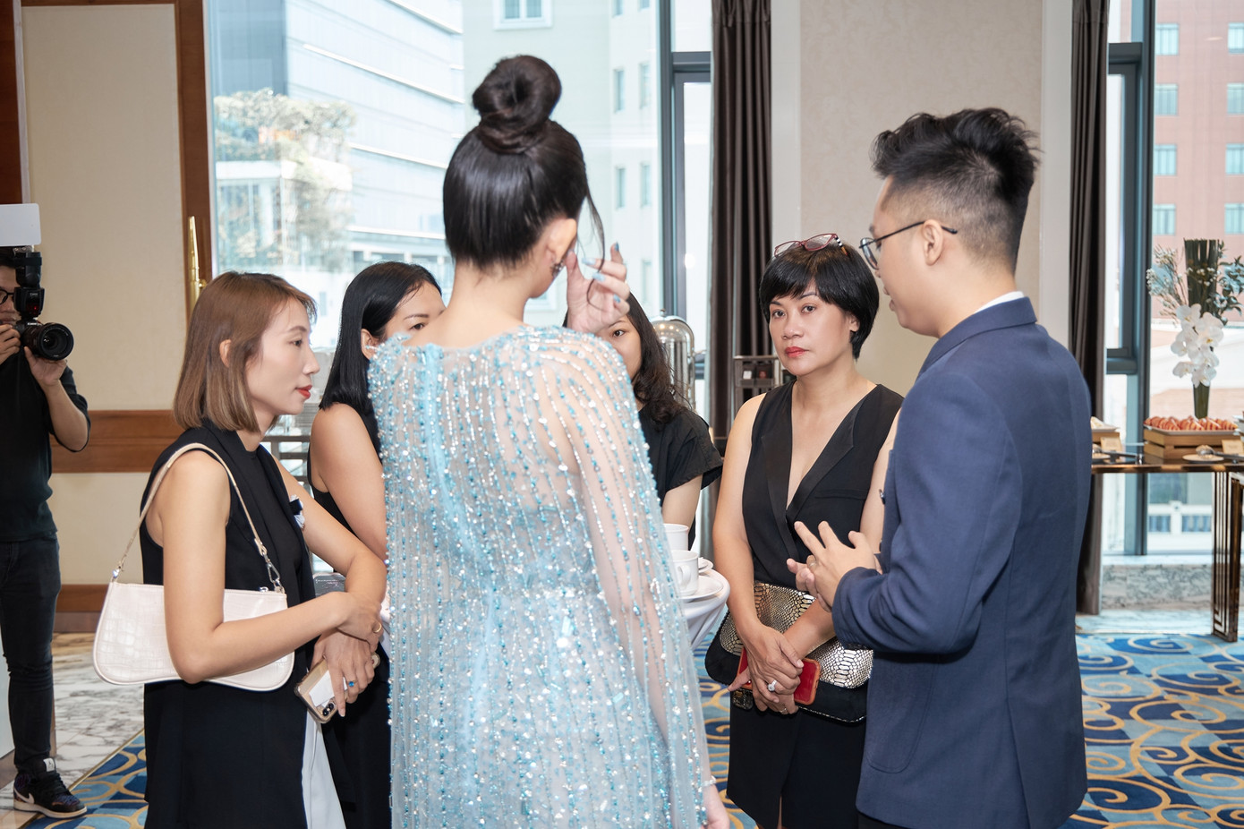 Siêu mẫu Lan Khuê và bà Thúy Nga tại buổi họp báo sáng 24/2.