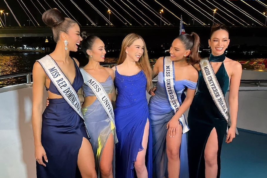 Vừa qua, bà Anne Jakrajutatip chào đón Hoa hậu Hoàn vũ 2022 R'Bonney Gabriel, Á hậu 2 Andreína Martínez, người đẹp top 5 Gabriëla Dos Santos tới Thái Lan để bắt đầu chuyến công tác châu Á. Trong những hình ảnh trên truyền thông, bà Anne đều xuất hiện ở vị trí trung tâm với ngoại hình chỉn chu, lộng lẫy.