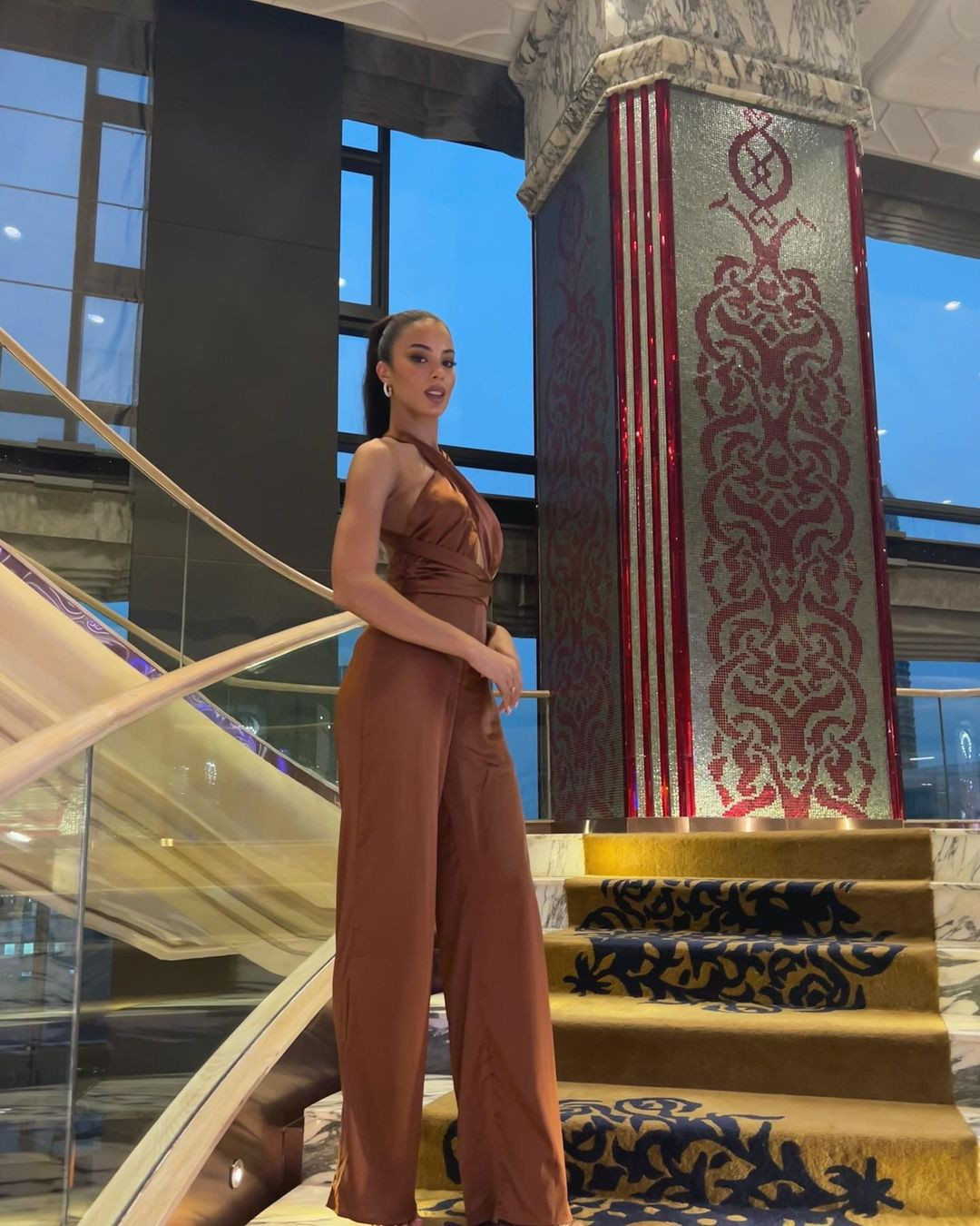 Andreína Martínez có chiều cao và sắc vóc ấn tượng cùng thần thái kiêu sa. Cô được khen nổi bật trong chuyến công tác châu Á cùng đoàn Miss Universe.