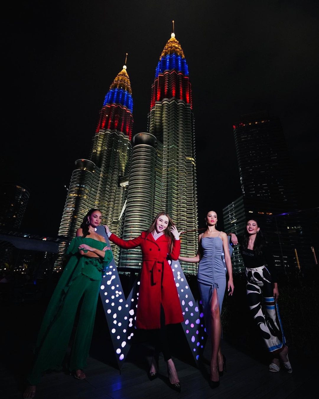 Trong mỗi lần xuất hiện, bà Anne đều đứng ở vị trí trung tâm. Nhiều bình luận thậm chí còn cho rằng top 3 Hoa hậu Hoàn vũ 2022 làm nền cho nữ tỷ phú mỗi khi bà xuất hiện.