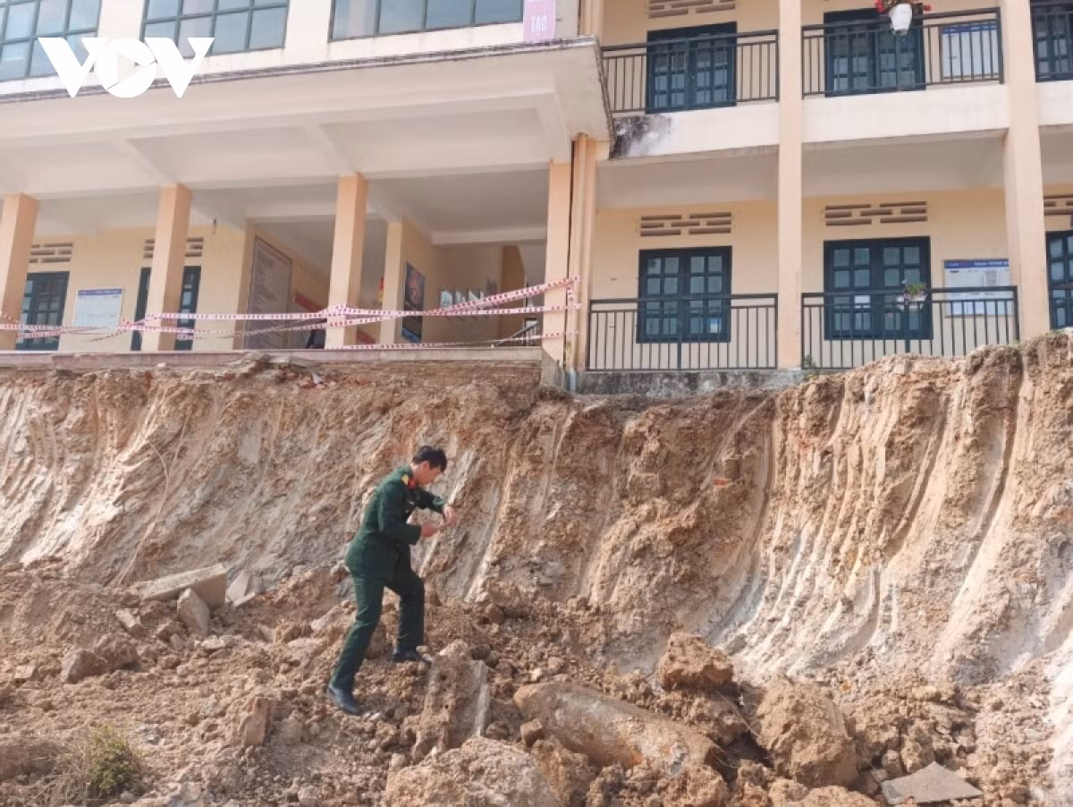 Cán bộ, chiến sĩ Ban Chỉ huy quân sự TP Điện Biên Phủ cùng dân quân và người dân di chuyển quả bom đến nơi hủy nổ.