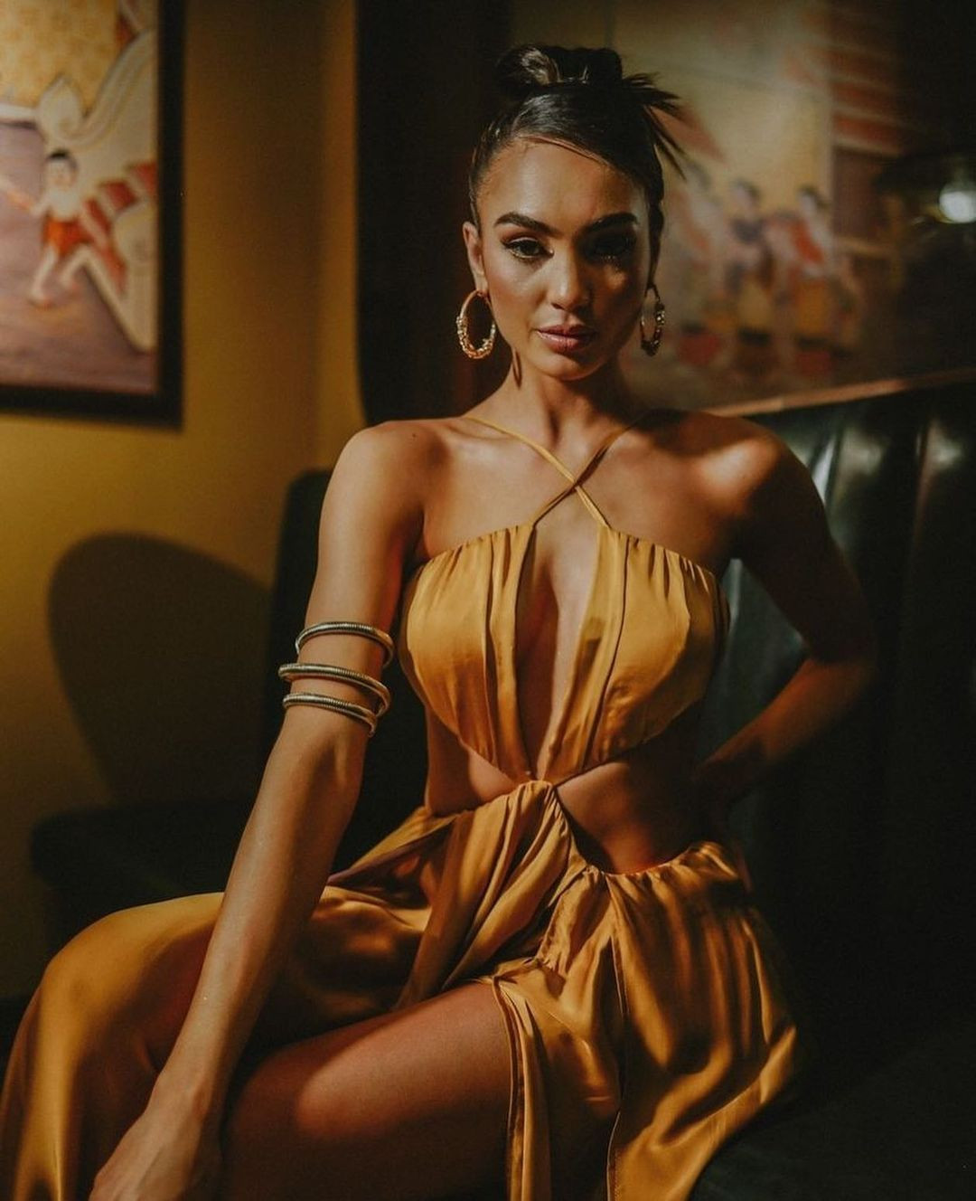 Chiều 23/2, đương kim Hoa hậu Hoàn vũ R'Bonney Gabriel cùng Á hậu 2 Andreína Martínez có mặt tại sân bay Tân Sơn Nhất (TPHCM). Sau khi tới Việt Nam, các người đẹp được siêu mẫu Lan Khuê đón tiếp và đưa về khách sạn. Ngay sau đó, trang chủ Miss Universe đăng tải những hình ảnh mới nhất của R'Bonney Gabriel ở TPHCM.