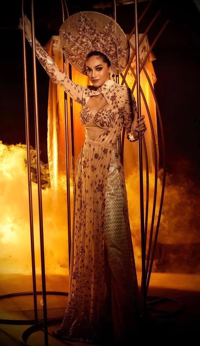 Trang phục áo dài gợi cảm quá mức khiến thí sinh Hoa hậu Hòa bình cấp tỉnh của Thái Lan bị chỉ trích. Trang phục áo dài gợi cảm quá mức khiến thí sinh Hoa hậu Hòa bình cấp tỉnh của Thái Lan bị chỉ trích.