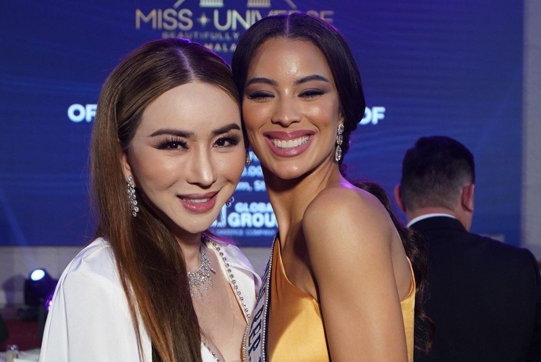 Bà Anne chụp ảnh cùng các người đẹp và đăng tải trên trang cá nhân của mình. Nhiều ý kiến cho rằng nữ tỷ phú chuyển giới đang khéo léo sử dụng hình ảnh bên hoa hậu, á hậu để làm thương hiệu cá nhân.